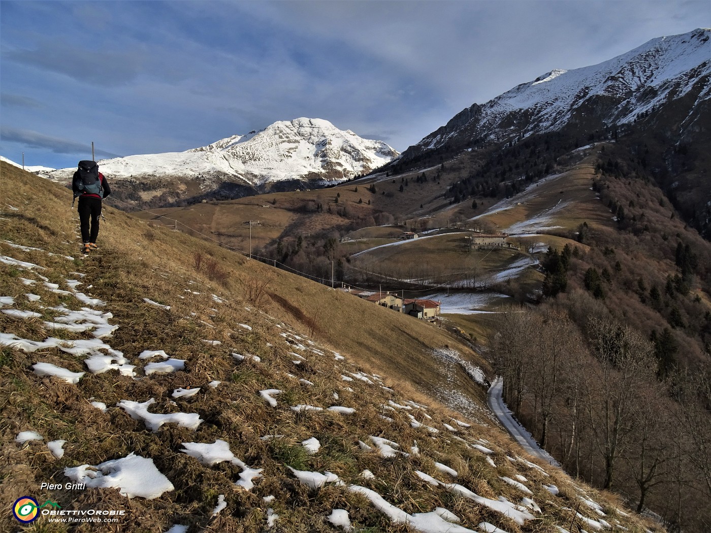 04 Per evitare ghiaccio sulla stradetta saliamo nel prato con vista in Grem ed Arera.JPG